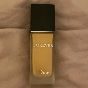 Dior Forever no transfer 24 Matte Foundation  - Jätte fin fondation köpt från sephora. Endast testad, pumpen rörde ej huden!Färgen är tyvärr helt fel för mig.  Köpt för 539kr.  Pris kan diskuteras🤗