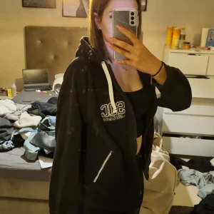 Zip hoodie - En zip hoodie från soc o strl 42 men den är väldigt kort i ärmarna. Dragkedjan är trög men den funkar, övrigt är tröjan i bra skick.