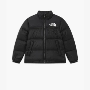 The North Face jacka - Säljer nu min fina the north face jacka då den längre inte kommer till användning… den är väl använd men fortfarande i väldigt fint skick❤️den är i barnstorlek L men den sitter oversized på mig som är en xs/s🙌🏼