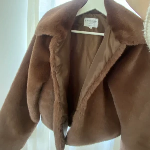 Snygg höstjacka! - Så fin höstjacka som jag gör mig av med då jag har för många. Från Erica Kvam x NAKD som inte säljs lämgre. Helt som ny! 