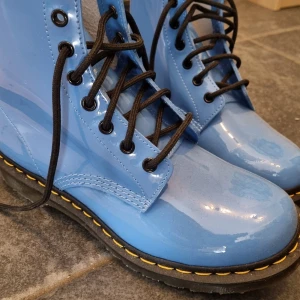 Dr Martens - Jättefina Dr Martens använda 2 ggr. Storlek 39. Nya kostar 2000 kr