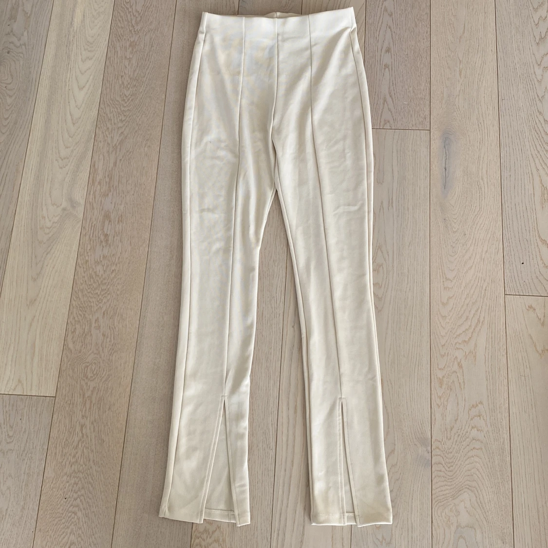 Oanvända kostymbyxor från Zara med slits
