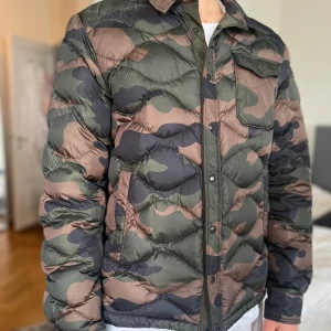 Moncler Jacka - Säljer min Moncler jacka som ej kommit till användning. Den är som ny och sällsynt modell apropå att den ej finns att köpa. Storlek (4) Jag är 186cm lång 