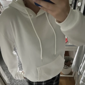 Hoddie  - Säljer denna vita Hoddie från shein, aldrig använd, storlek M 💘