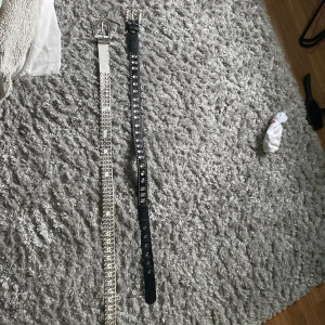 Skärp  - Två stycken skärp, det vita för 75kr, det svarta för 70kr, eller båda för 135kr❤️