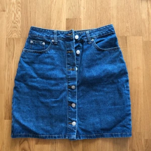 NA-KD jeanskjol stl 36 - Använd förra sommaren få ggr så mycket fint skick. Fickor fram och bak. 