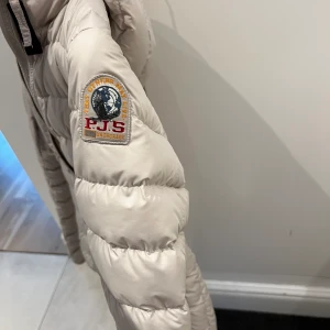 para jumpers jacka - så fin beige dunjacka från para jumpers! kommer inte till användning! väldigt bra skick och självklart äkta!🫶🏼