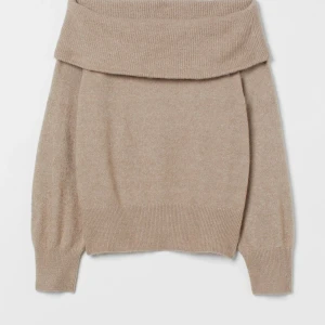 Stickad offshoulder tröja  - En jätte mysig stickad tröja! Köp privat, frakt står kunden för. Sitter som en S/M