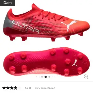 Helt nya fotbollsskor Puma ultra från Unisport, som även har prislappen kvar på skorna. 
