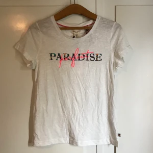 T-shirt  - Prislapp kvar, aldrig använd
