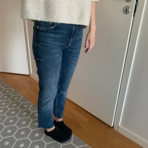 Cropped Jeans - Säljer nu dessa jättefina croppade jeansen då de inte kommer till användning längre, de är ifrån zara och är i storlek 34 ❤️ 