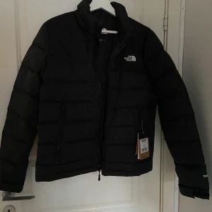 North Face jacka - Säljer min supersnygga North Face jacka som är perfekt nu inför hösten & vintern💕 Säljer pga aldrig kommit till användning. Alltså är den i nyskick och har endast testats på, lappen sitter kvar✨Köptes för 3 699kr😊