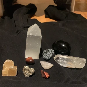 Kristall ”paket” - 9 fina kristaller för 500kr + frakt. Man får också med en lapp på vad alla kristaller heter och deras ”krafter” om man nu tror på dem