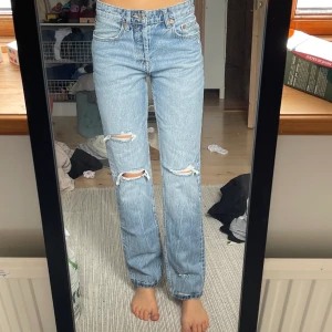 Lågmidjade jeans med slitningar  - Lågmidjade jeans med slitningar. Mellanblå tvätt. Full length. Från Zara. Aldrig använda men ej prislapp kvar. Köpte för 399. 