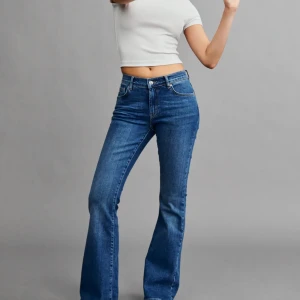 Lågmidjade jeans - Intressekoll på mina knappt använda jeans från gina tricot! Funderar på att sälja då de är lite för stora🥰