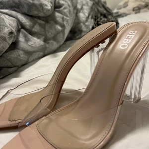 Transparangs klackskor  - Säljer dessa klackar som är transparenta, dom är från zalando. Köpta för cirka ett år sedan använda en gång på min bal annars lite spår av att jag fått i dom men inget märkbart. Små i storleken därav 41 passar 40 även 39