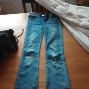 Det här har varit mina favorit lio-jo jeans väldigt länge men tyvär passar dom inte längre så bra. Dom är bootcut jeans och dom är super bekväma och fortfarande i bra skick☺️
