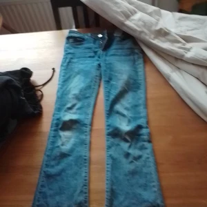 Lio-jo jeans - Det här har varit mina favorit lio-jo jeans väldigt länge men tyvär passar dom inte längre så bra. Dom är bootcut jeans och dom är super bekväma och fortfarande i bra skick☺️