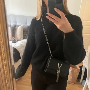 Valentino väska - Så fin valentino väska som jag har användt mycket som gjort att V märket på väskan skrapats lite som man ser på bilden. Pris kan diskuteras!