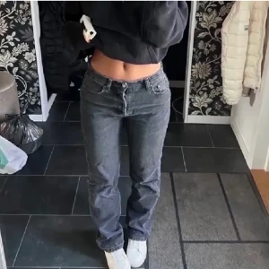 Zara jeans - Super snygga midwaist jeans från zara. Bara andvänfa några få gånger då de inte passar mig. Köpare står för frakt💖
