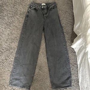 Gråa jeans - Vida gråa jeans, använda en gång!