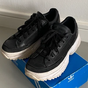 Adidasskor - Svarta. Äkta skinn. Inga skador. Lätta trots att dom är bulky. Bekväma. 