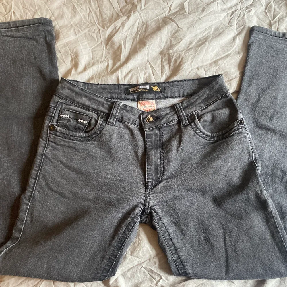 Säljer mina svarta true religion jeans med glitter aktiga detaljer på fickorna. Byxorna är i storlek 33 men jag skulle säga att dom sitter bäst på någon med storlek XS då dom är korta för att vara storlek 33. Jeans & Byxor.