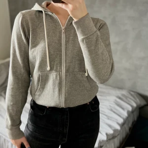 Zip-hoodie H&M - Simpel men jättefin zip-hoodie från H&M, perfekt nu till hösten! Fint skick men tyvärr för liten för mig!🤍 Hör gärna av dig för fler bilder eller vid eventuella frågor!☺️