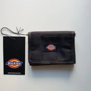 Dickies Plånbok - Dickies plånbok,svart. Ny/Inte använd. Originalpris 249:-, prislapp kvar. Säljer för 150:- (sänkt till 125:-). Kan fraktas.