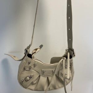 Oanvänd väska  - Helt oanvänd ny, väldigt fin från Urban outfitters.  200 kr då många visat intresse så bjuder jag lite på frakten vid snabb affär så 240kr totalt 💕