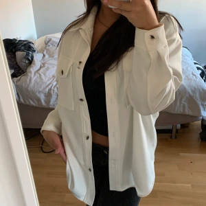 Jacka  - Säljer denna fina vita jackan/kappan med knappar på ena sidan. Perfekt inför höst och vår. Passar även storlek Xs och M 