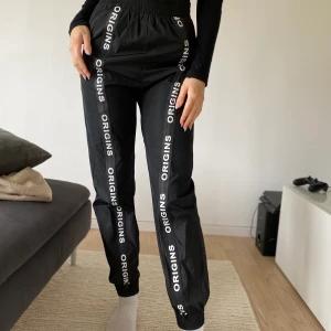 Trackpants - De är lite för små för mig (är 167 cm, tog storlek M men brukar ha S) och inte använda så mkt pga det. Älskar kvalitén!