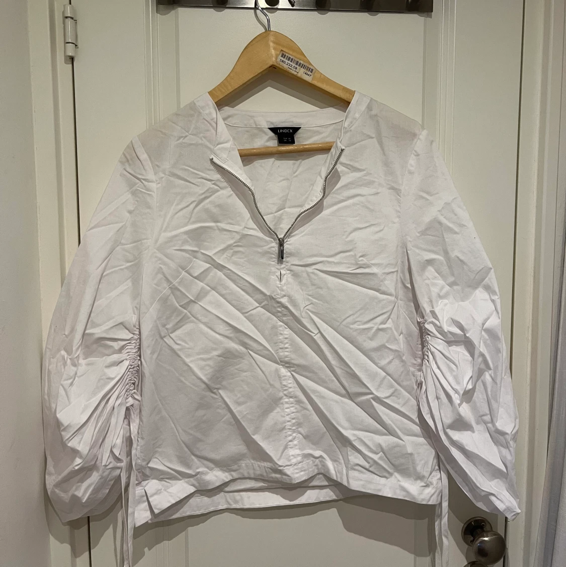 Vit skjorta med dragkedja 