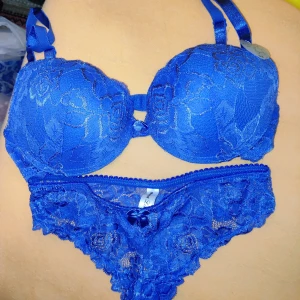Bh  - Blå spetsbh och passande trosor.  Fick settet i present, fel storlek.