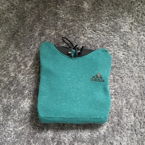 Adidas Hoodie - Snygg hoodie från adidas. Storlek S och i använt skick. Om du har några frågor är det bara att skicka dm🙂