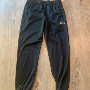 EA7 Byxor - Mjukis byxor i polyester material som blivit för små, storlek S   Använda ganska mycket men är i bra skick 9/10