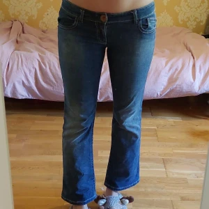 Lågmidjade jeans - Domhär jeansen sitter såå fint men är tyvärr för korta för mig (179). Älskar att sömmarna är markerade med vit tråd!!