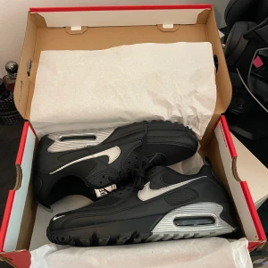 Air Max 90 Metallic Silver - Köptes från Nikes hemsida för 1799kr Helt nya endast provade inomhus. Kom med byten/bud!  