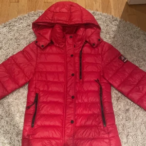 Vinter/höst-jacka (röd) - Säljer denna röda jackan då jag har flera andra. Märket är superdry original pris 1200kr. Den är i fint skick och kan användas både till vinter men även höst. Är i storlek 38 men passar mig som brukar ha 34/36. Du står för frakt. Skriv för fler bilder!❤️