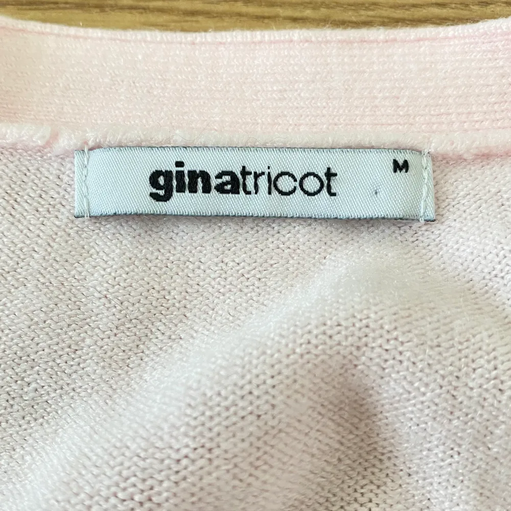 Söt rosa tröja från Gina Tricot, mjuk o skön i fint skick. För fler frågor/bilder kontakta gärna.. Stickat.