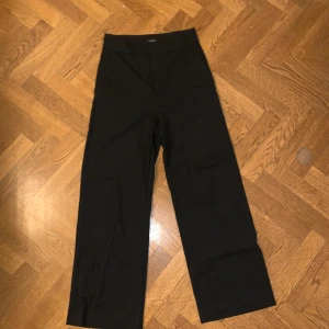 Kostymbyxor  - Högmidjade kostymbyxor från Lindex, modellen Lykke