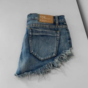 One Teaspoon Shorts - One Teaspoon shorts i storlek w27. Midjemått 82cm. Low/mid waist. Har ingen bild med de på då de är fel storlek för mig 💕Kan hämtas i Sundbyberg eller fraktas🥰