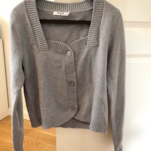 Grå/blå stickad kofta från Nakd, storlek M - Grå/blå stickad kofta från Nakd, storlek M. Knappt använd så den är i väldigt fint skick! Färgen syns bättre på bild 2. Frakt tillkommer 🤍