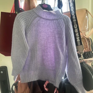 Stickad tröja - Snygg stickad ljuslila tröja i strl xxs. Vet tyvärr inte vilket märke den är från. Tyvärr förliten för mig💕