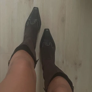 Coolaste cowboybootsen i brun mocka 🤎 - De PERFEKTA cowboybootsen till höst/ vinter. Otroligt snygga och unika🤎🤎 Säljes pga för små för mig. Mycket fint skick! Från Reiker. Storlek 38. 