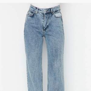Högmidjade jeans i en ljusare tvätt, rak form och sitter perfekt på. En ögla är sönder så det är ett mindre hål i midjan. 