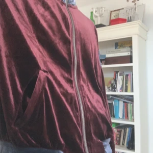 Weekday tracksuit top - En kort velour-aktig tracksuit jacka från Weekday, tror det är en dam. Storlek Medium, fint skick 