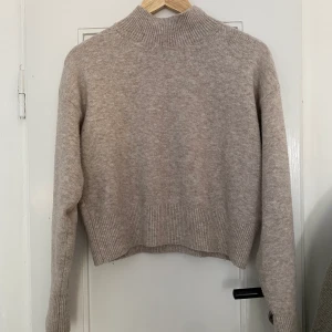 Stickad tröja & other stories - Så gosig stickad tröja i en ljusbrun färg🥰 tröjan är lite kroppad och sitter superbra! Perfekt nu till hösten när det börjar bli lite kallt ❤️fint skick! Kom privat om ni har några frågor! Budgivning om fler är intresserade!!