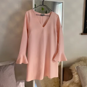 Klänning strl 38 - Finklänning från Asos i storlek 38. Använd en gång. Har ett kvalitativt något grövre tyg. Slutar strax ovanför knäna. Knyts i ryggen eller i midjan fram. 