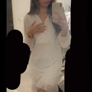 Vit volang klänning  - Passar perfekt till en fin middag, storlek S men passar även mig som är oftast har XS